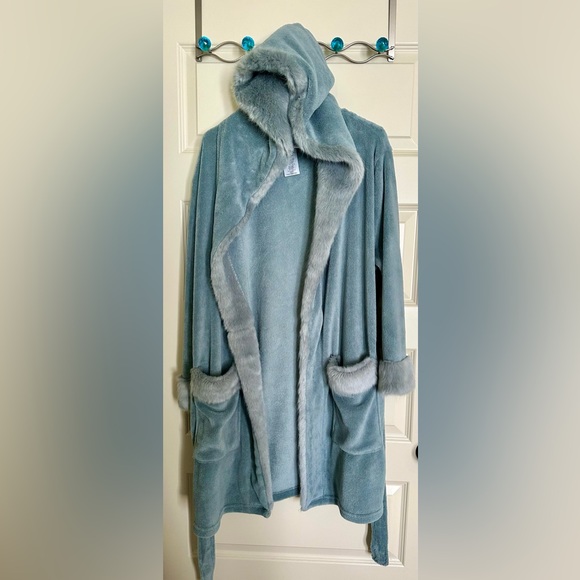 PB Teen Faux Fur Trimmed Robe - Light Blue - Picture 3 of 6